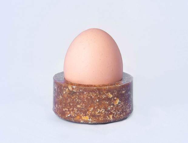 Série de objetos de mesa é feita com ovos descartados (Foto: Divulgação)