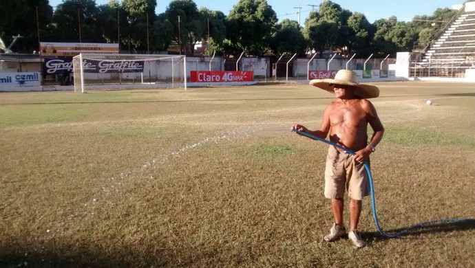Período seco deixa grama do estádio do Democrata em condições precárias