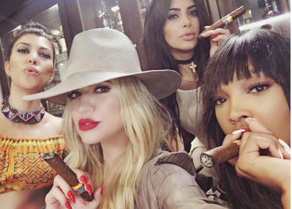 Khloe Kardashian, Kim Kardashian, Kourtney Kardashian e uma amiga em Cuba (Foto: Instagram)