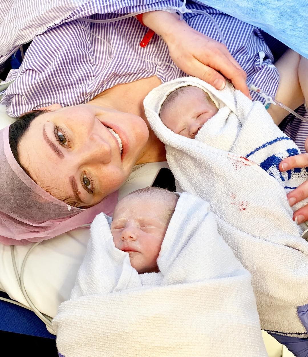 Bonnie com Delilah e Wilfred depois do parto (Foto: Reprodução Instagram)