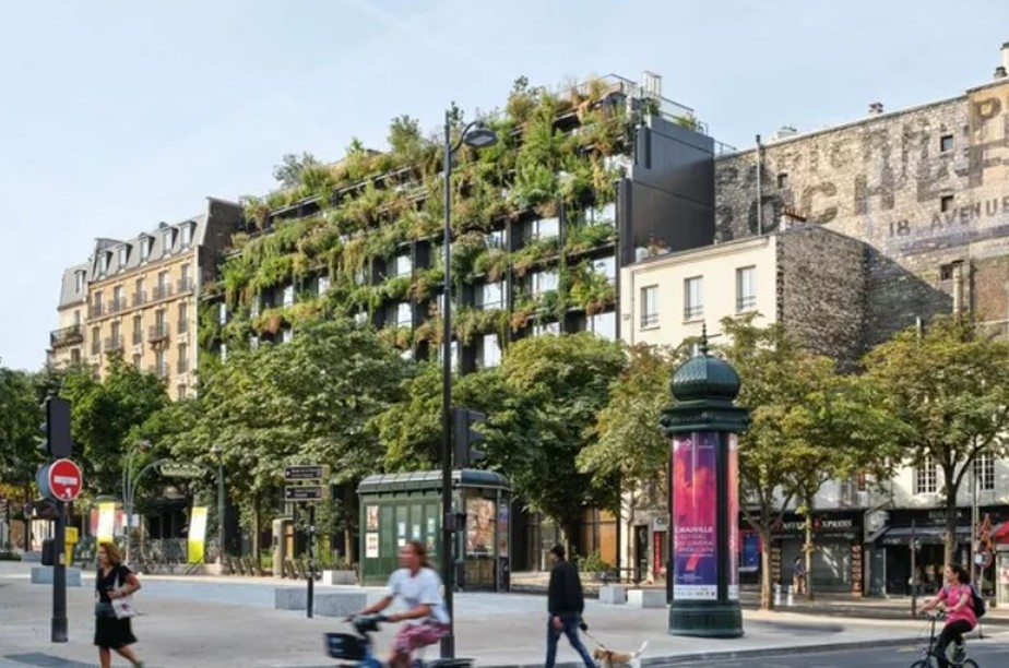 6 dos edifícios mais sustentáveis ao redor do mundo. Na foto, edifício Villa M com fachada verde, em Paris. Projeto de Triptyque Architecture
