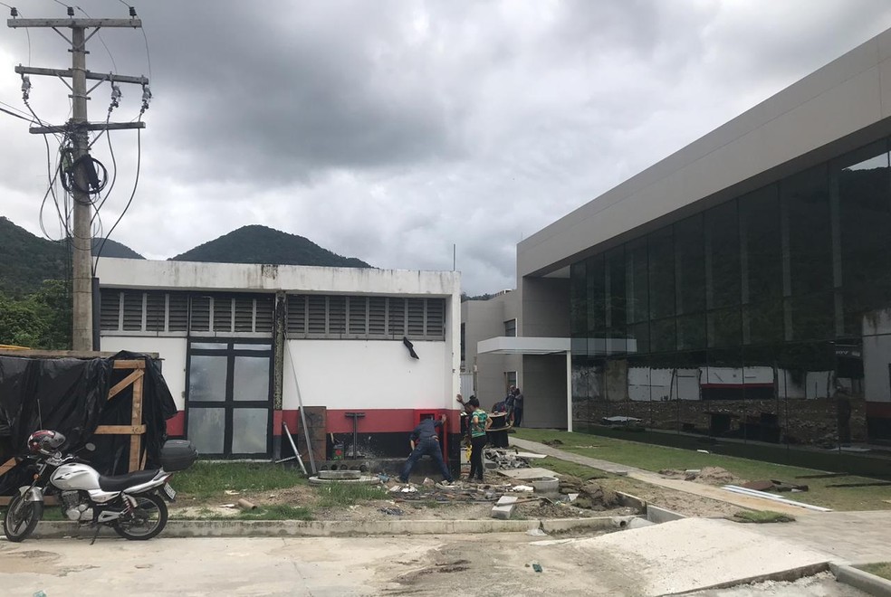 Esta &eacute; a &uacute;nica constru&ccedil;&atilde;o de alvenaria que segue de p&eacute; no espa&ccedil;o &mdash; Foto: Cah&ecirc; Mota