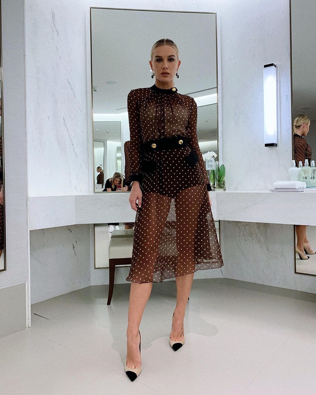 Fiorella Mattheis usa vestido midi (Foto: Instagram)