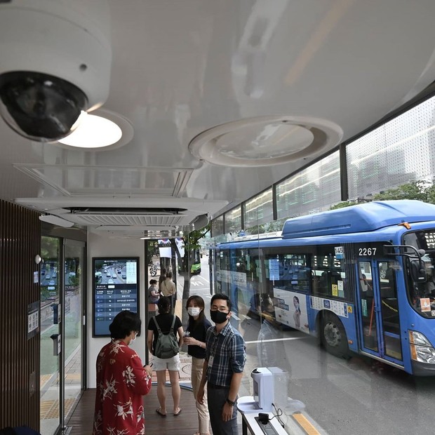 Coreia do Sul investe em pontos de ônibus com tecnologias contra a Covid-19 (Foto: Getty Images)