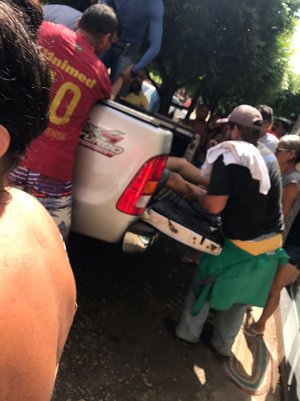 Policial foi baleado na perna e levado para o Hospital Dirceu Arcoverde, em Parnaíba, no carro de uma das pessoas que estavam no local — Foto: Reprodução/ Redes sociais
