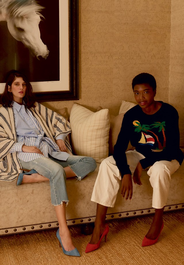 A partir da esquerda, poncho (R$ 4.075), camisa (R$ 725) e calça (R$ 1.540); suéter de tricô (R$ 1.670) e calça (R$ 1.910), tudo Polo Ralph Lauren. Escarpins Ralph Lauren (R$ 2.600 o par) (Foto: Divulgação)