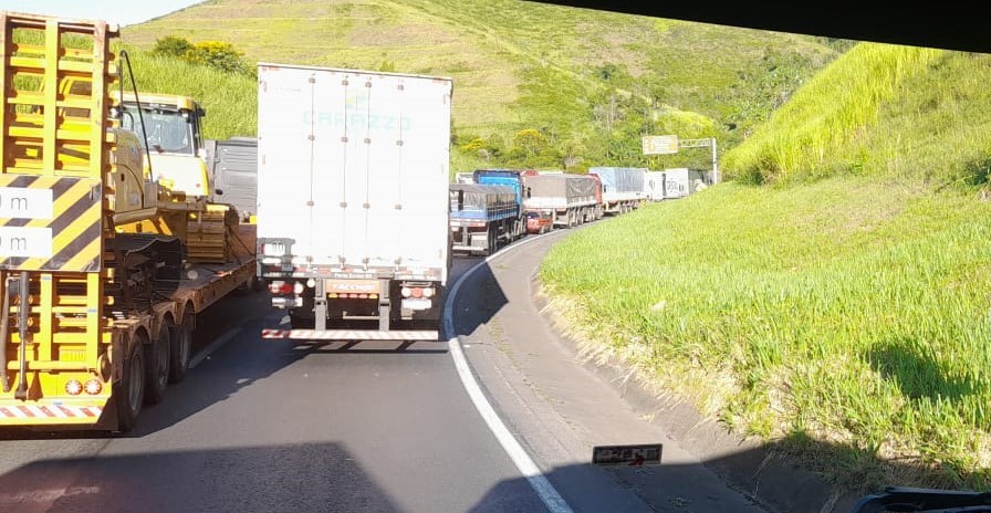 Caminhão que transportava chapas de ferro tomba e interdita a rodovia Régis Bittencourt, SP 