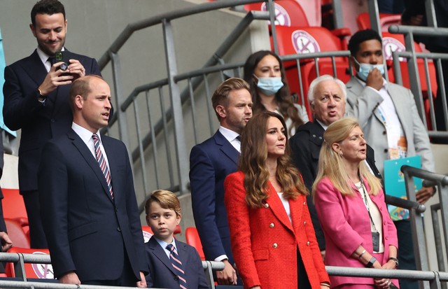 29 June 2021, United Kingdom, London: Football: European Championship, England - Germany, final round, round of 16 at Wembley Stadium. The British Prince William, Duke of Cambridge stands with his wife Kate, Duchess of Cambridge, and their son Prince Geor (Foto: dpa/picture alliance via Getty I)