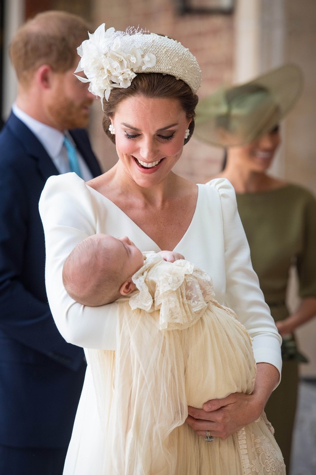 LONDON, ENGLAND - JULY 09: Catherine, Duchess of Cambridge carries Prince Louis as they arrive for his christening service at St James's Palace on July 09, 2018 in London, England. (Photo by Dominic Lipinski - WPA Pool/Getty Images) (Foto: Getty Images)