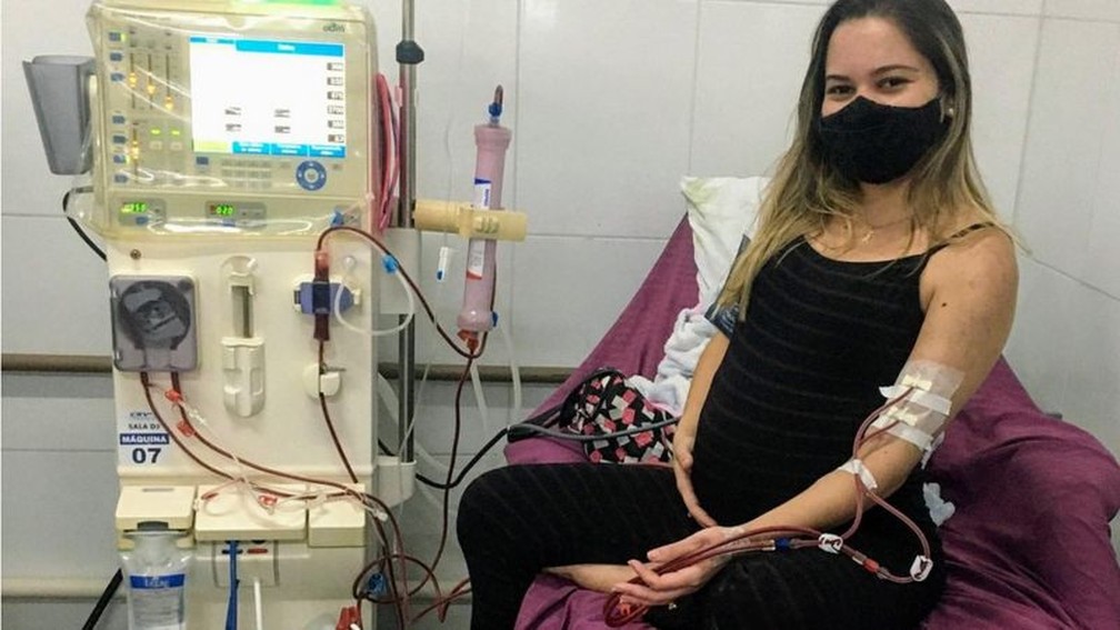 Gabriella, quando estava grávida, durante sessão de hemodiálise: 'tudo que eu consegui conquistar de bom na minha vida eu devo à hemodiálise' — Foto: Arquivo Pessoal