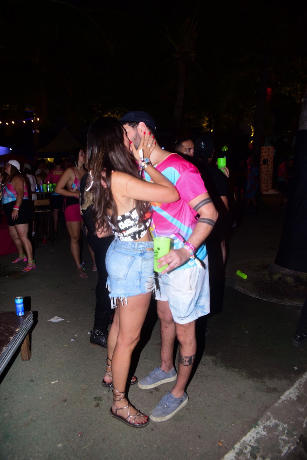 Rodrigo Mussi e Sarah Andrade se beijam no 1º dia da Farofa da Gkay — Foto: AgNews
