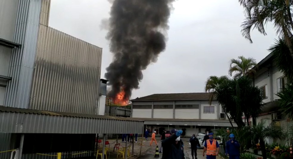 Incêndio atingiu parte da estrutura da BRF em Lajeado na manhã desta quinta-feira (13) — Foto: Reprodução