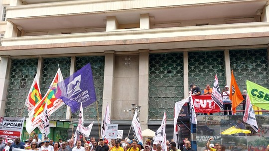 Sindicatos e funcionários da Americanas protestam em frente à empresa, no Rio