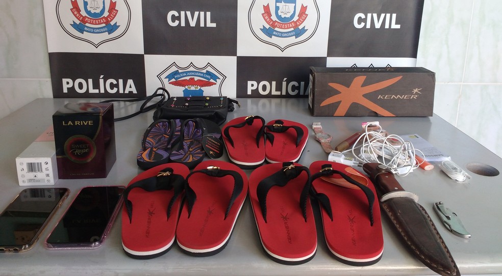 Mulheres compraram chinelos, perfumes e outros objetos — Foto: Polícia Civil de Mato Grosso/Assessoria