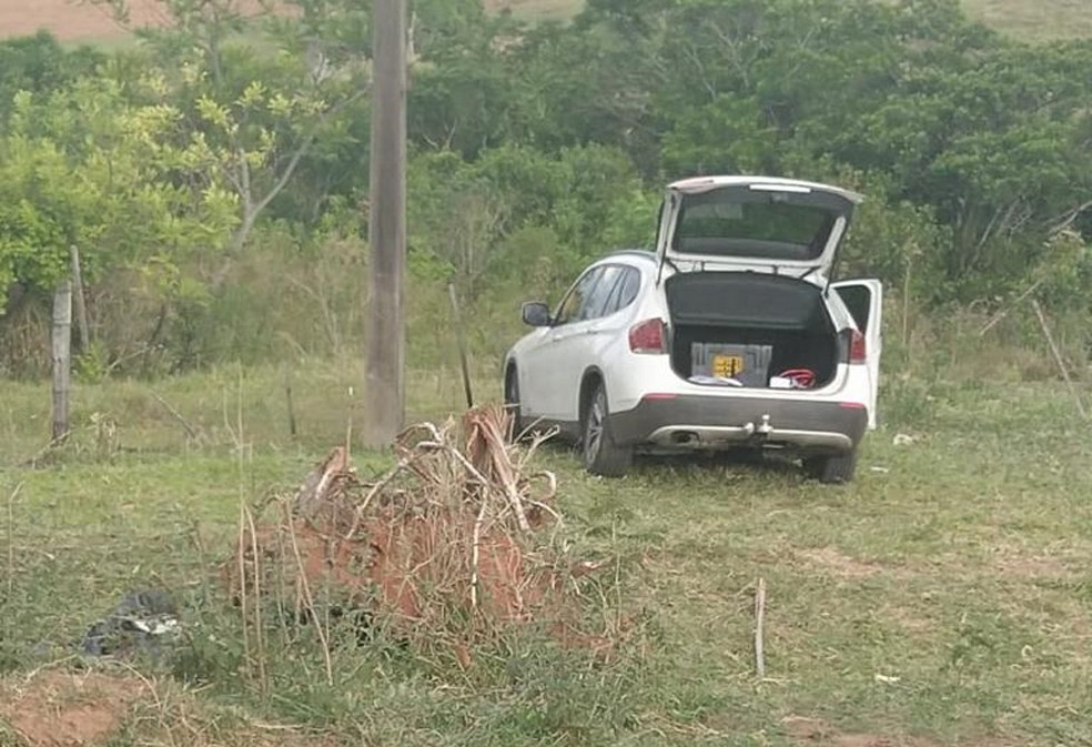 Carro que escoltava caminhão foi encontrado batido em Presidente Prudente — Foto: Polícia Militar 