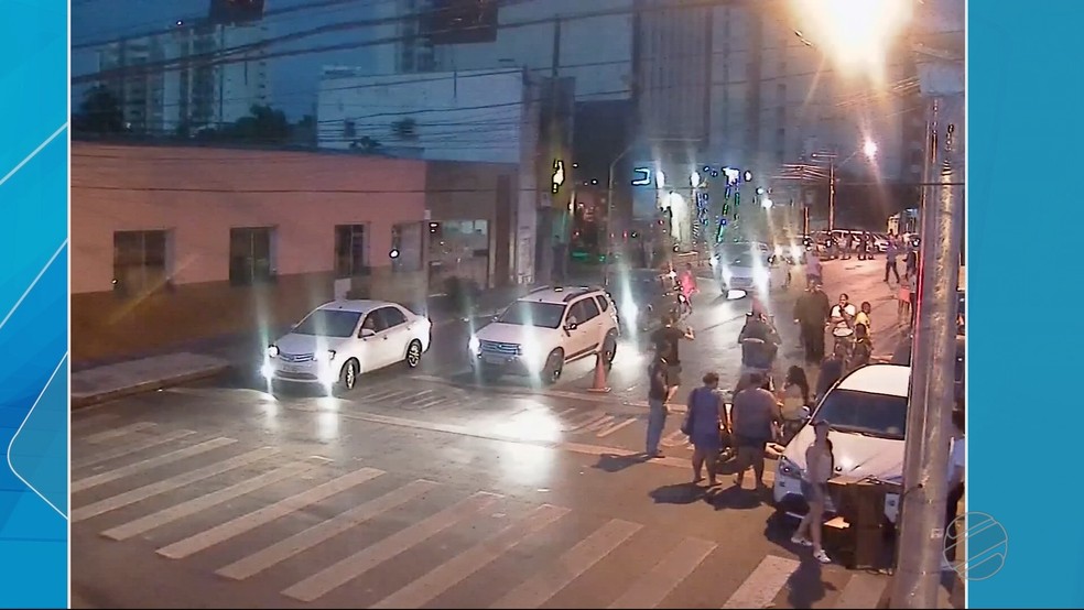 Acidente foi registrado na frente de uma boate sertaneja — Foto: TVCA/Reprodução