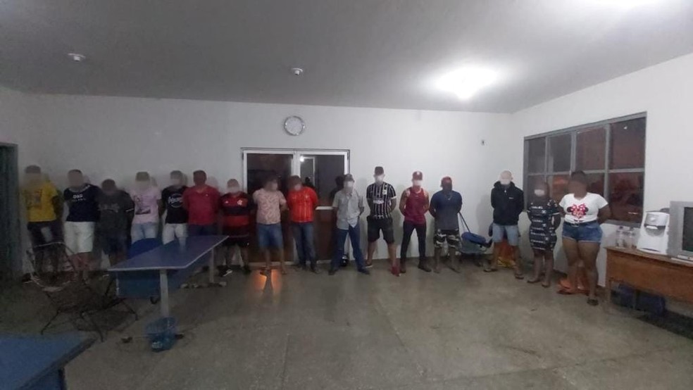 21 pessoas foram conduzidas a delegacia por aglomeração em Guiratinga — Foto: PM/MT