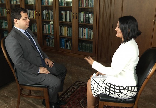 A jornalista Roseann Kennedy entrevista o advogado Francisco Zavascki, filho do ministro Teori Zavascki (Foto: Divulgação/TV Brasil)