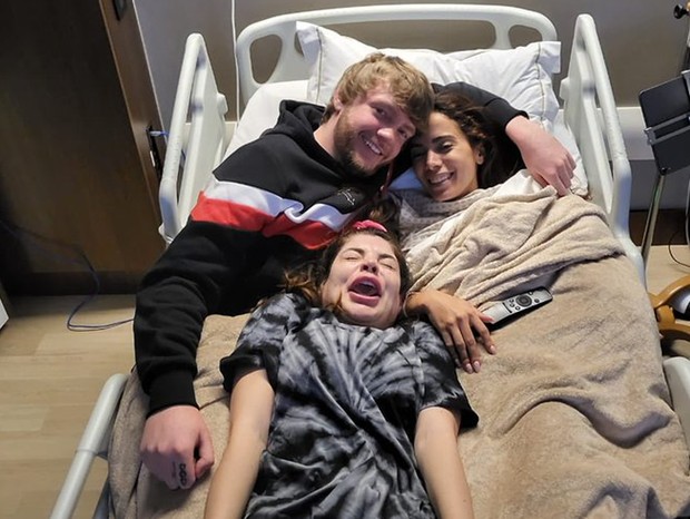 Anitta com namorado e GKay em hospital (Foto: Reprodução/Instagram)