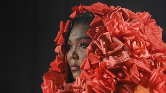 Mecha colada sobre a testa é aposta de beleza fashionista das famosas no Grammy 2023