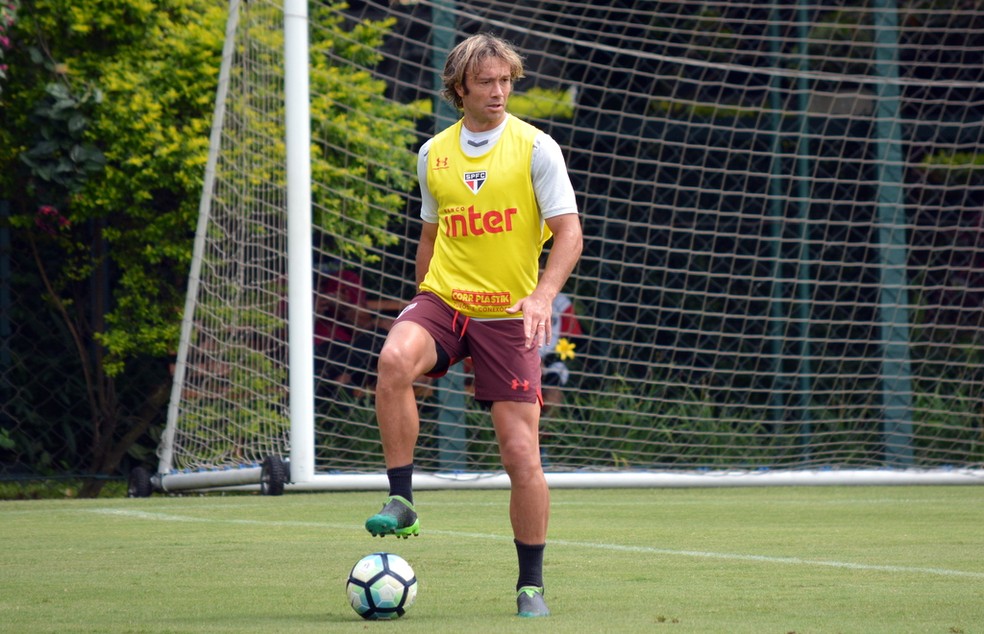 Lugano deverá formar de dupla com Rodrigo Caio no domingo (Foto: Erico Leonan / site oficial do SPFC)