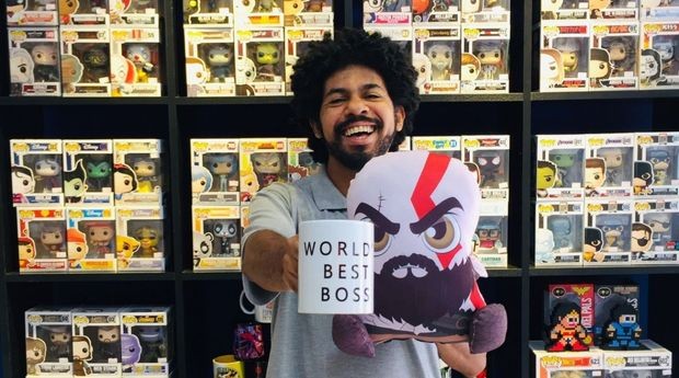 O empreendedor Emerson Rodrigo, de 39 anos, é o geek por trás da loja Raposa Nerd, que fica em Santos (SP) (Foto: Divulgação/Raposa Nerd)