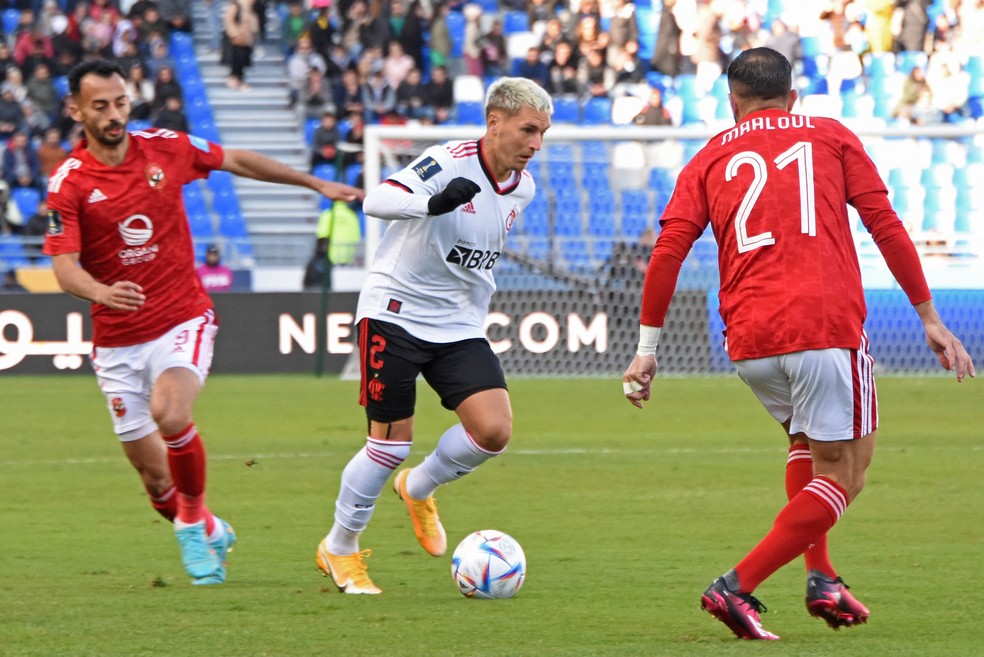 Varela em encara a marcação do Al Ahly — Foto: AFP