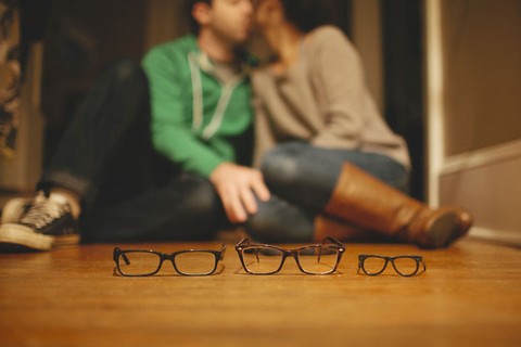 Futuros pai e mãe usam óculos: será que o pequeno também precisará de lentes? Na dúvida, o par dele já está garantido (Foto: Reprodução/Pinterest)