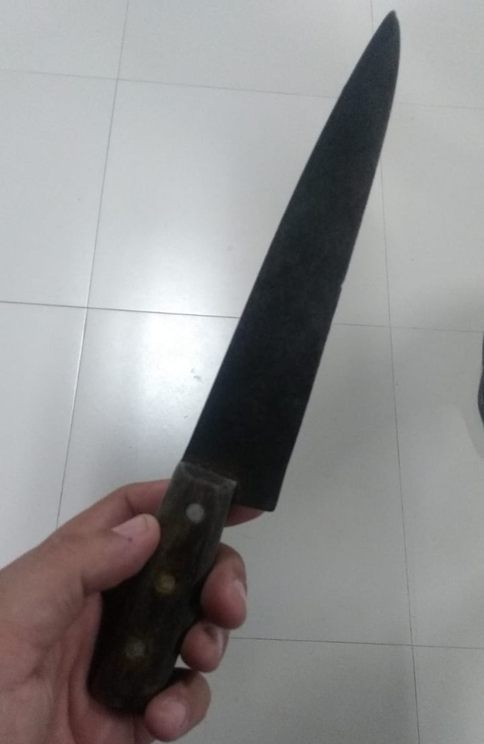 Durante o assalto, adolescente ficou exibindo a faca, ameaÃ§ando as vÃ­timas. â Foto: Arquivo pessoal