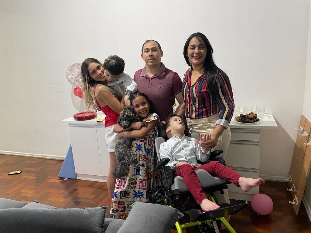 Após 4 anos em hospital, gêmeos que nasceram unidos pelo crânio tem