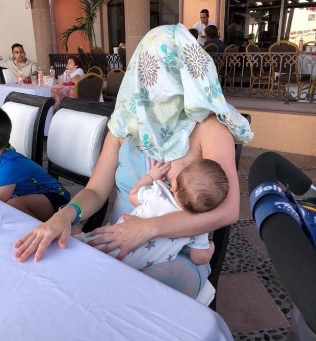 Ao receber um pedido para "se cobrir" enquanto amamentava seu filho, essa americana obedeceu - literalmente (Foto: Reprodução/Facebook)