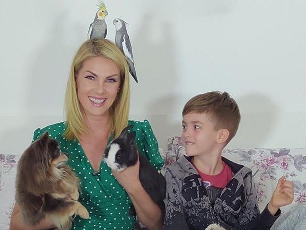 Ana Hickmann com o filho e os pets da família (Foto: Reprodução/Instagram)