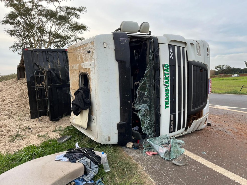 Motorista fica ferido ao tombar caminhão carregado com bagaço de cana em rodovia de Ibitinga — Foto: Gabriel Pelosi/TV TEM
