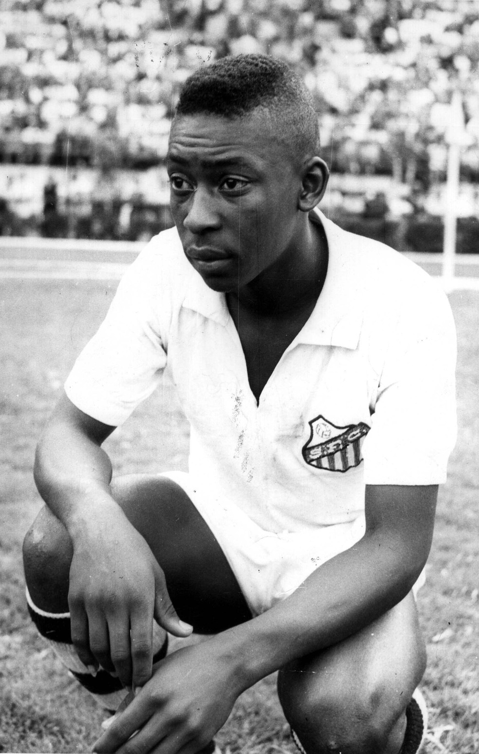 Pelé no início da carreira, no Santos, onde chegou em 1956. No ano seguinte, já foi o maior goleador do campeonato paulista, marcando 17 vezes e se tornando o mais jovem artilheiro da história da competição — Foto: Estadão Conteúdo/Arquivo