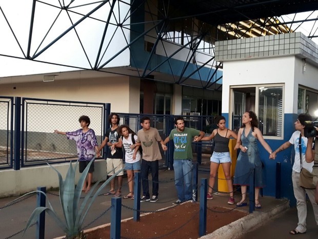 Grupo ocupa sede da Secretaria de Educação em Goiânia, Goiás (Foto: Adriano Reges/TV Anhanguera)