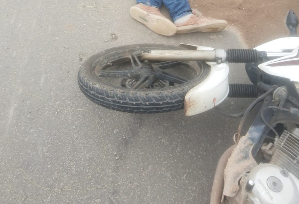 Homem que estava de moto ficou caído na BR-101 depois de ser atingido por linha de pipa com cerol, no Recife, nesta segunda (8)  — Foto: Reprodução/WhatsApp