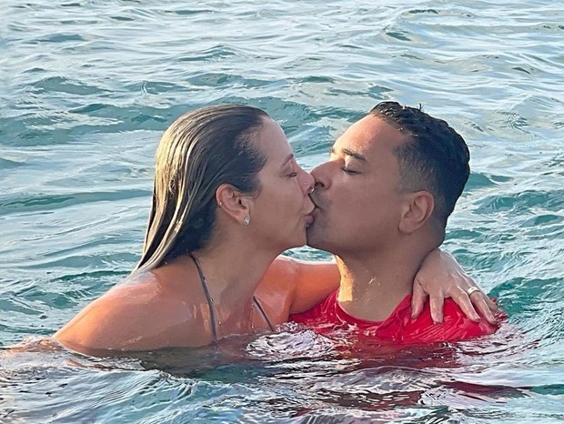 Carla Perez e Xanddy se beijam no mar de Fernando de Noronha (Foto: Reprodução/Instagram)