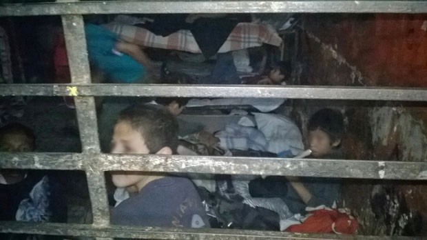 Crianças são vistas em um dos quartos do abrigo mexicano onde quase 600 pessoas foram resgatadas nesta terça-feira (15) (Foto: AFP)