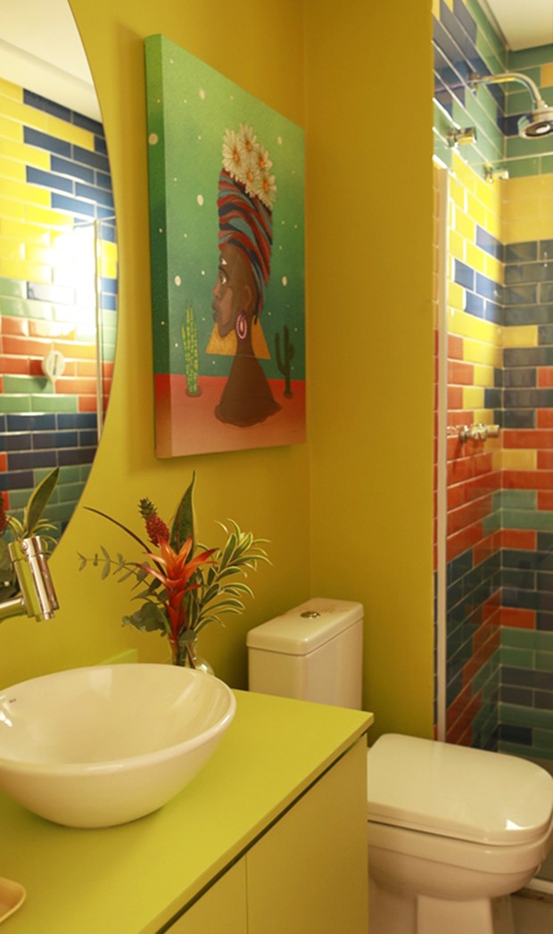 No lavabo, obra de Guilherme Nunes da Rosa comnina com o revestimento colorido dos azulejos da Portobello (Foto: Julia Rodrigues/Editora Globo)