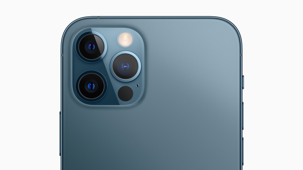 Traseira do iPhone 12 Pro. Modelo tem três câmeras e sensor LiDAR. — Foto: Reprodução/Apple