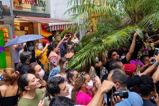 Anitta atrai fãs ao gravar comercial no Rio (Foto: Dan Delmiro)