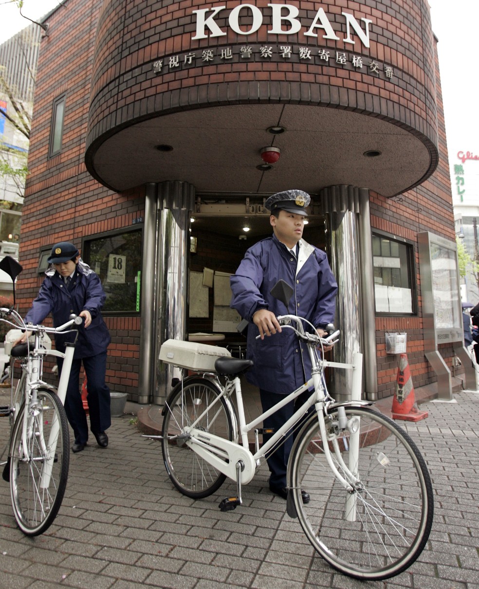 Policiais japoneses saem de estação comunitária conhecida como koban (Foto: Reuters/Yuriko Nakao)