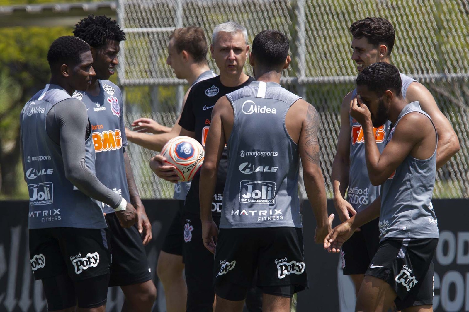 Direção do Corinthians quer dar "chacoalhão" em jogadores 