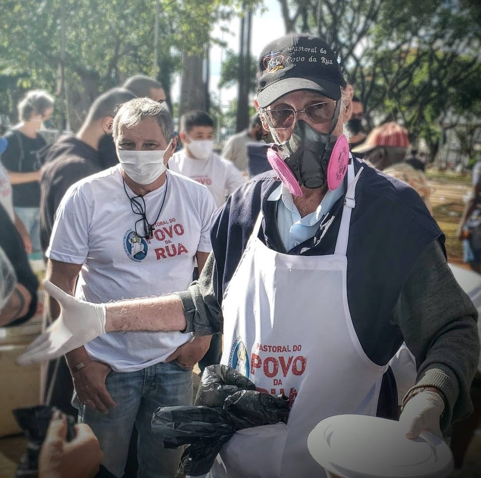 Padre Julio Lancelotti usando máscara elastomérica enquanto distribui comida em São Paulo no dia 21 de abril. — Foto: Reprodução/Twitter @pejulio