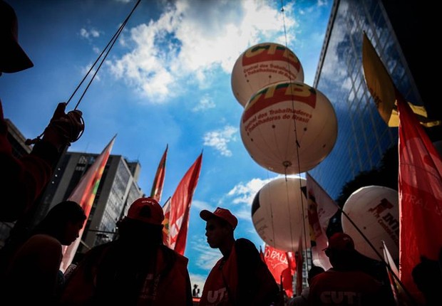 Manifestantes comemoram o Dia Internacional do Trabalhador em São Paulo, na Avenida Paulista - central única dos trabalhadores, manifestação, avenida paulista (Foto: FERNANDO BIZERRA/EFE)