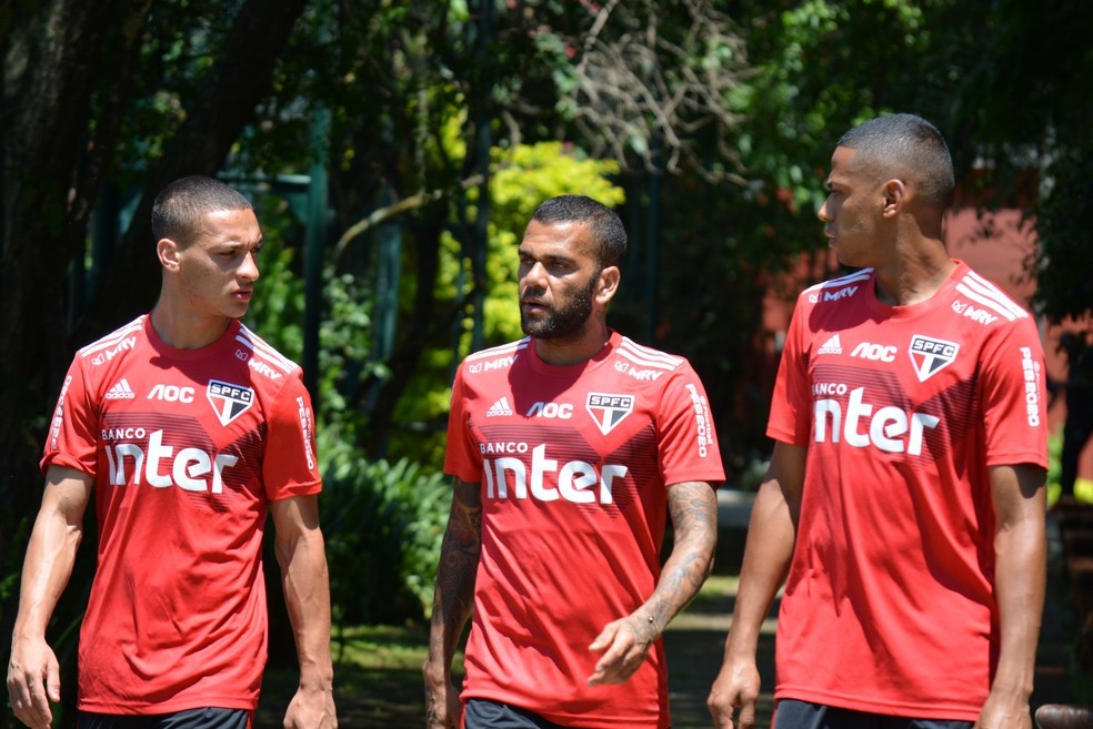 Antony, Daniel Alves e Bruno Alves conversam em treino do São Paulo — Foto: Divulgação/São Paulo