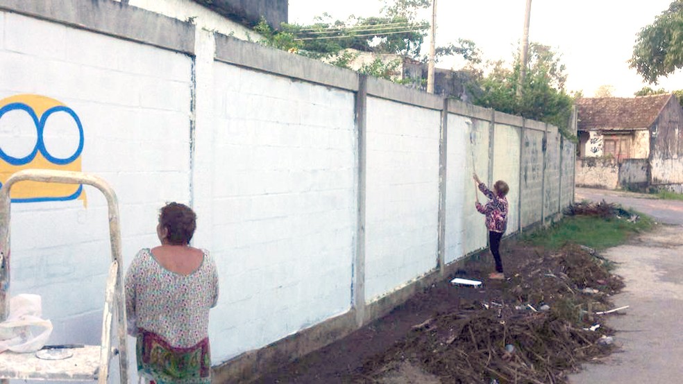 InÃ­cio dos trabalhos, com pintura do muro. Comlurb removeu o entulho â€” Foto: ReproduÃ§Ã£o/TV Globo