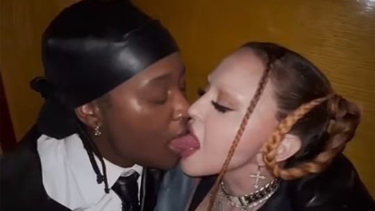 Madonna posta beijão em rapper após rebater críticas sobre seu rosto