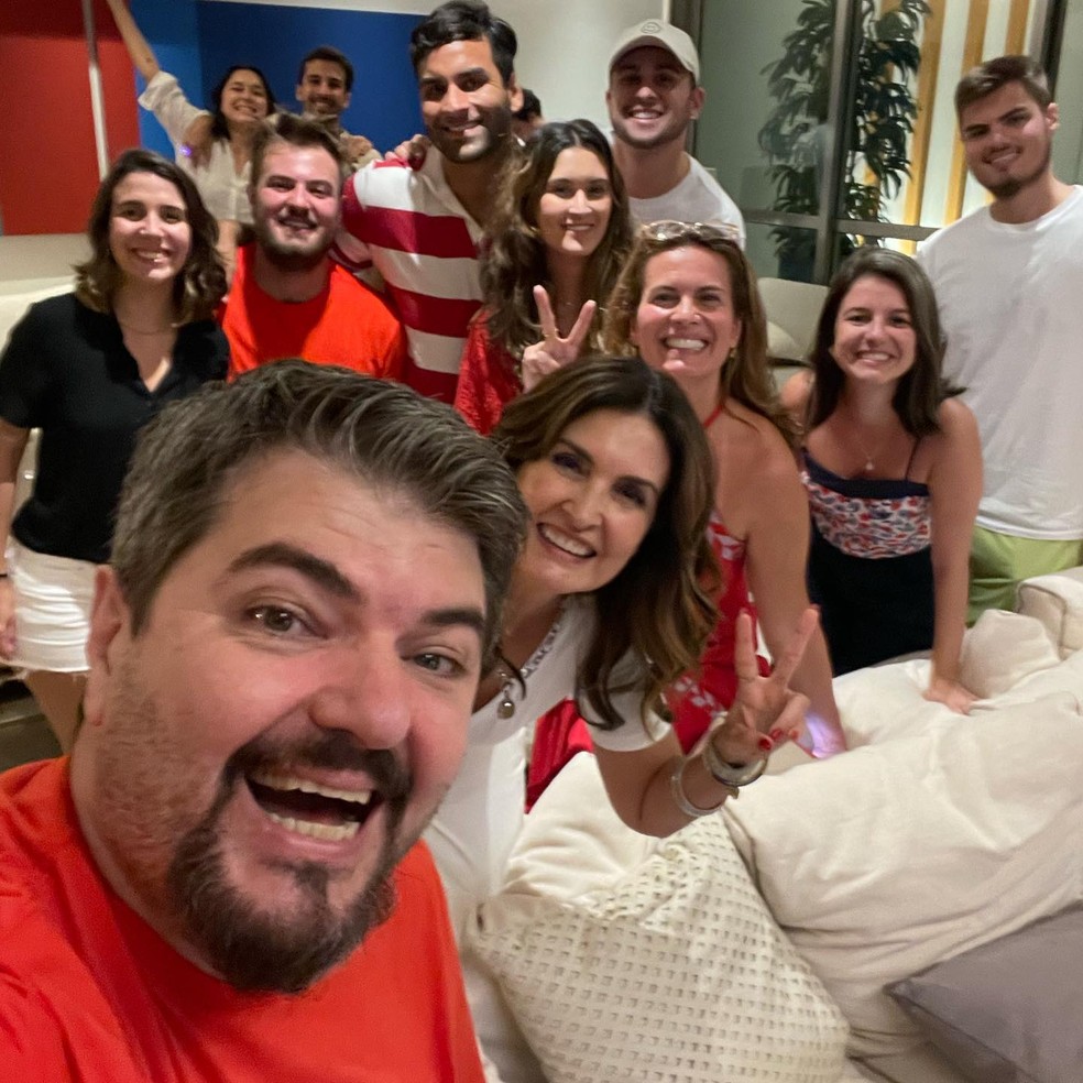 Fatima Bernardes celebra vitória de Lula com amigos — Foto: Reprodução/Instagram