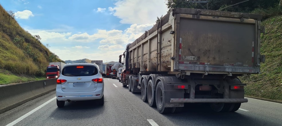 motoristas enfrentam congestionamento em trecho com obra na dutra em barra mansa sul do rio e costa verde g1